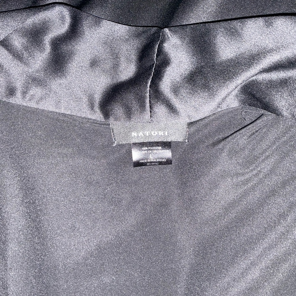 NATORI Elegant Black Kimono Robe - Picture 5 of 5